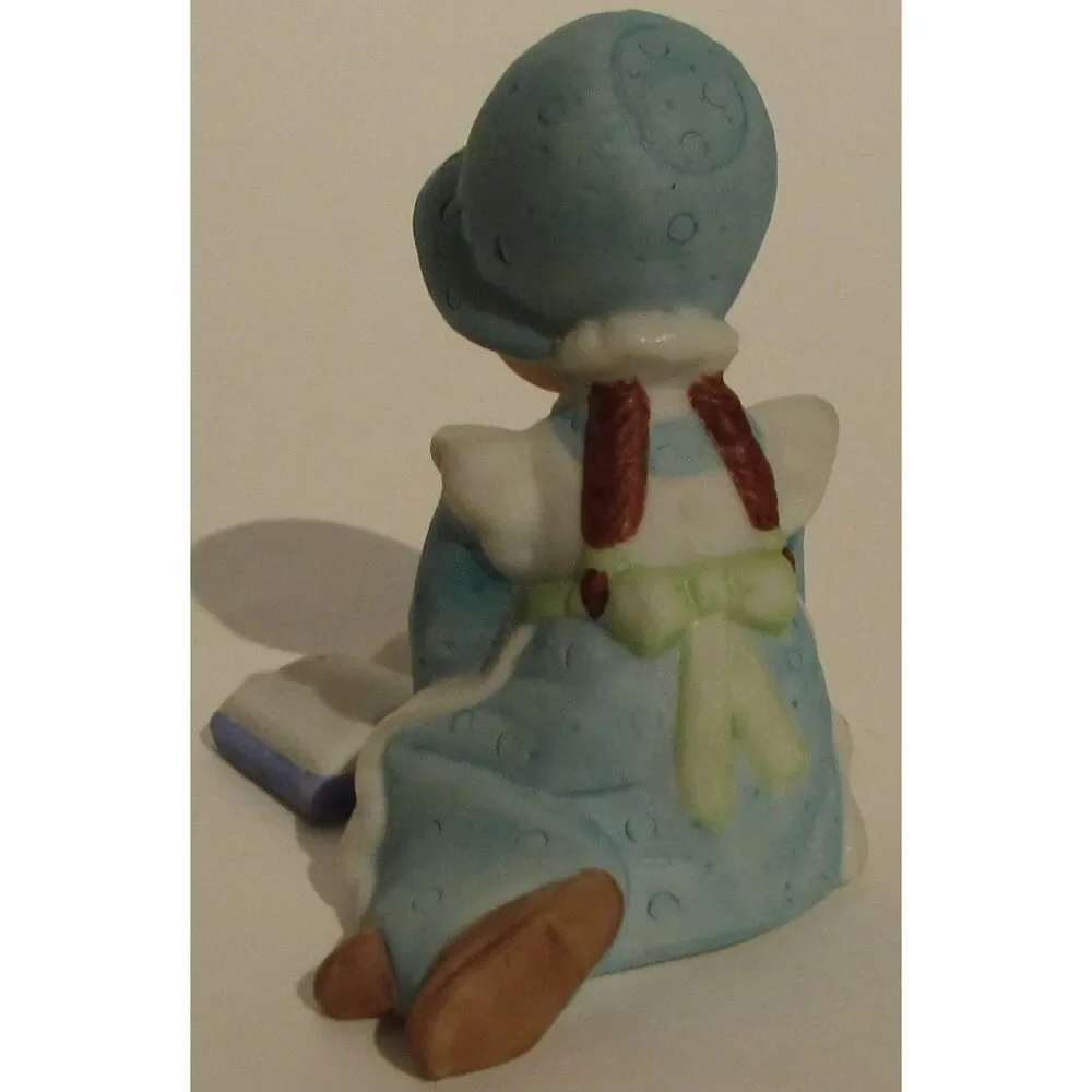 Holly Hobbie Summit collection porcelain figurine reading a book, book lovers